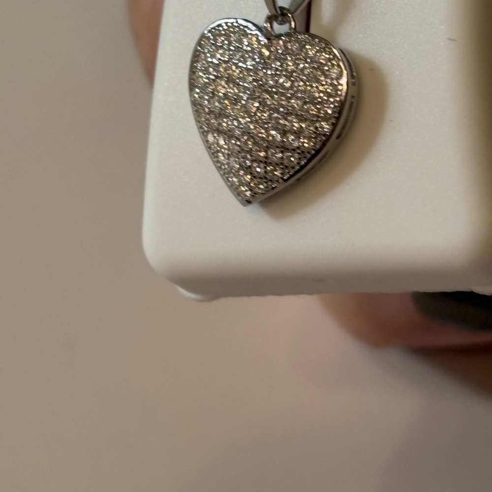 Elegant Silver Heart Pendant Necklace - Picture 7 of 7